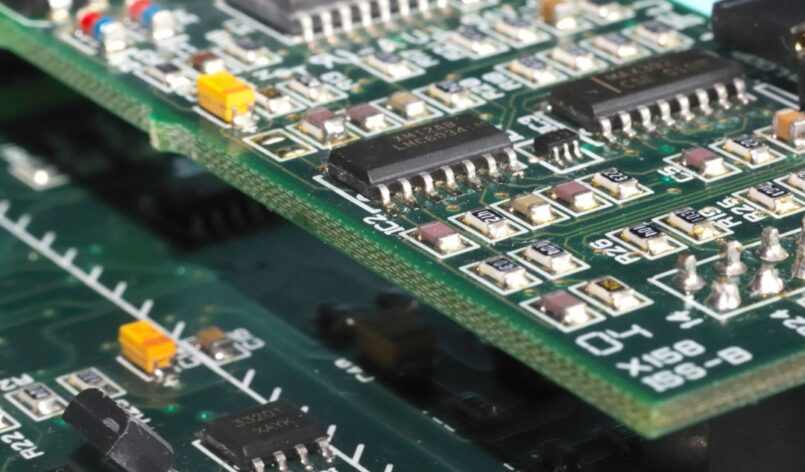 Nahaufnahme mehrerer übereinanderliegender grüner Leiterplatten mit integrierten Schaltkreisen, Kondensatoren und Widerständen – typisch für elektronische Steuergeräte im Fahrzeugbereich.