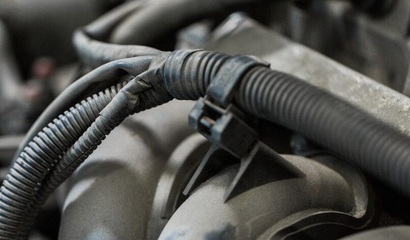 Nahaufnahme eines Motorraums mit sichtbaren Kabeln, Sensoren und Rohrleitungen – das System wirkt gebraucht und zeigt typische Ablagerungen bei Dieselmotoren.